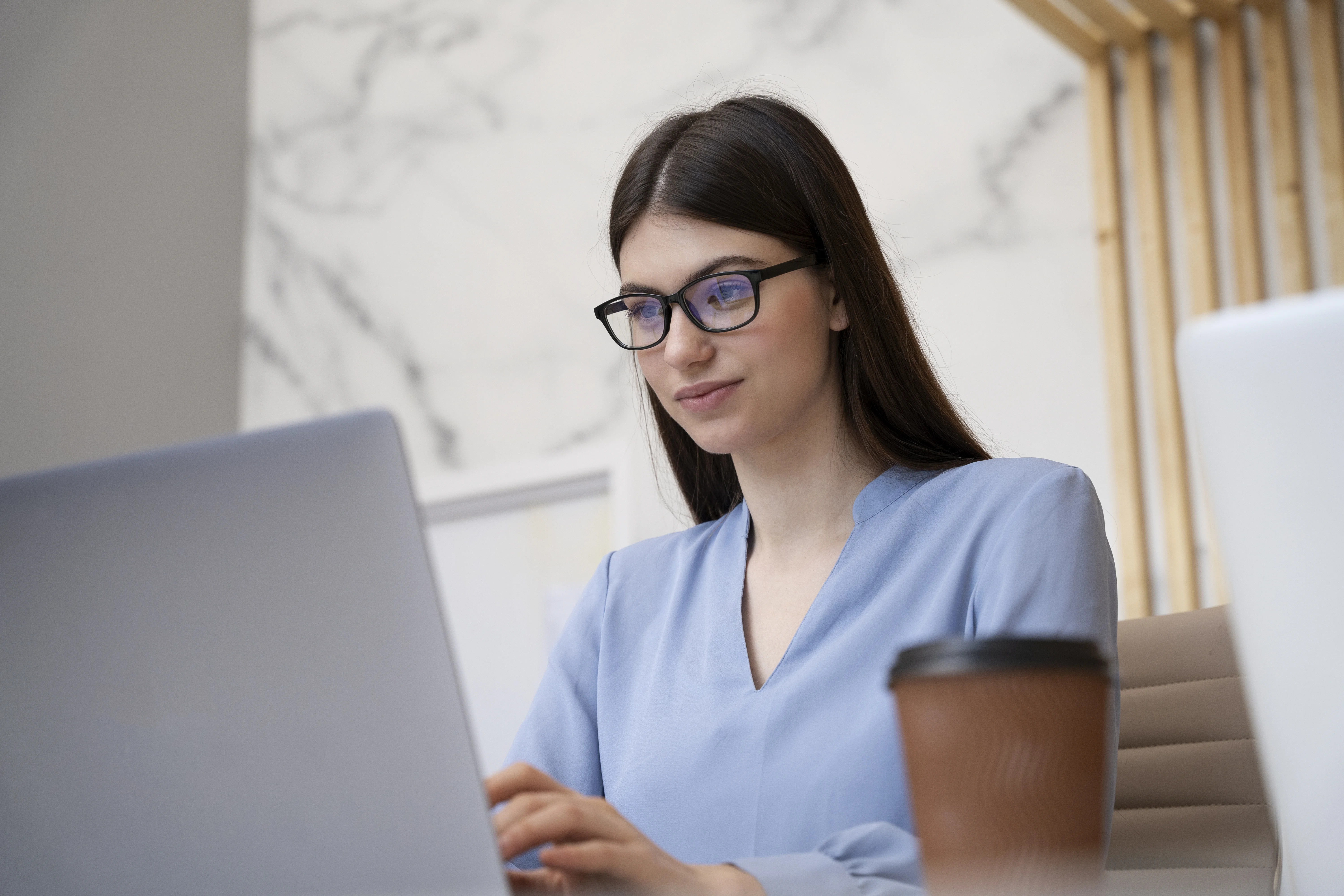 Young professional practicing frontend developer interview questions with Mockinto's AI platform.